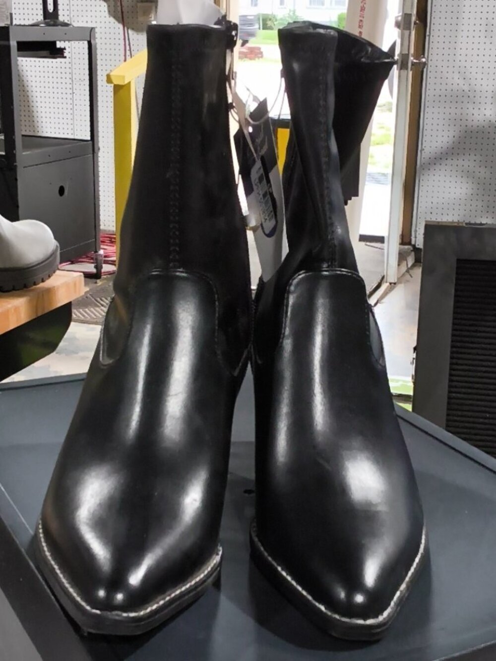 Universal Thread Women's Aubree Ankle Boots, black, size 6, new without box